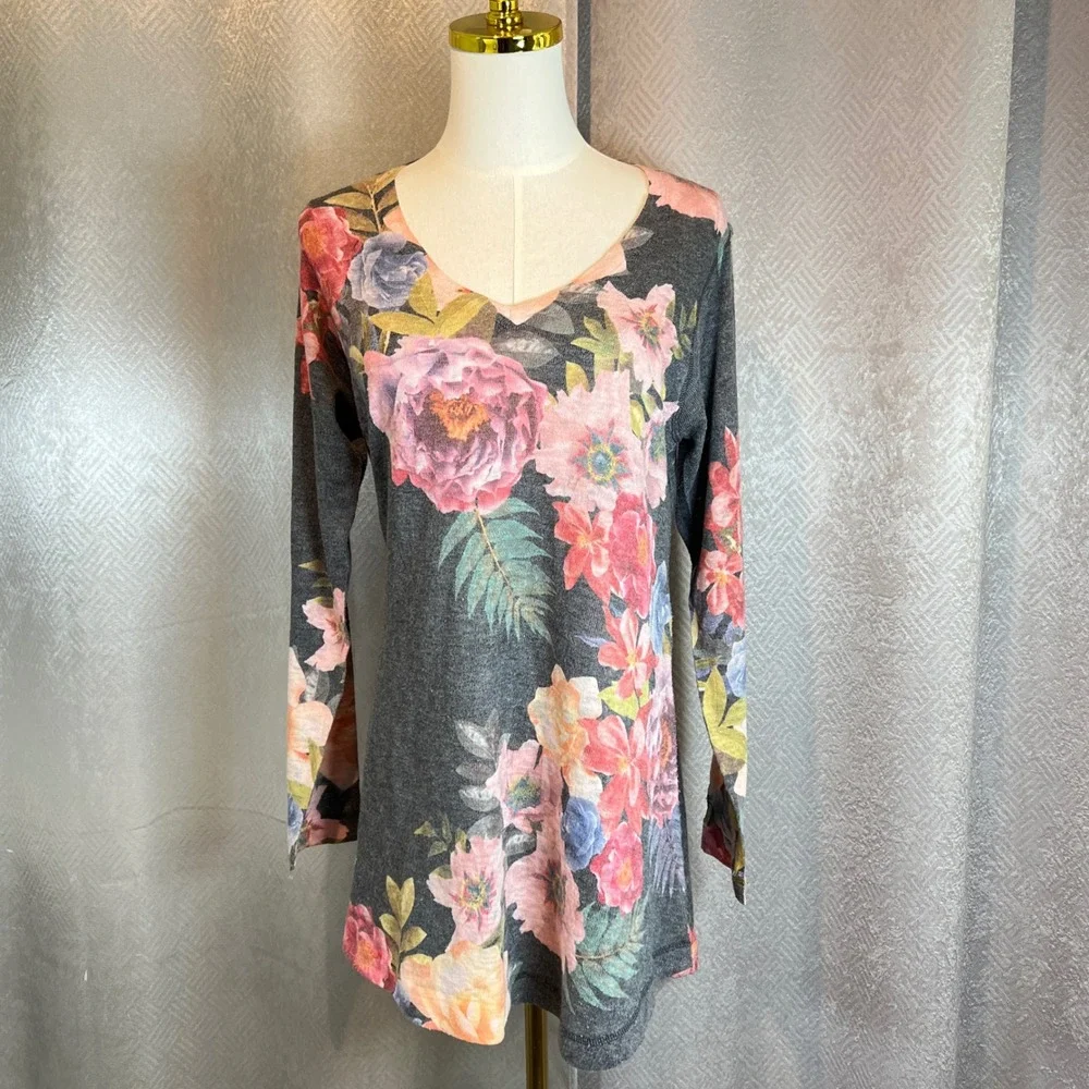 Soft Surroundings Floral Print Tunic Top V Neck Long Sleeve Gray Medium size - Picture 10 of 10